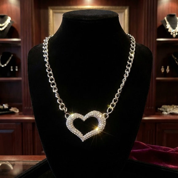Single Crystal Heart Collar Necklace - Silver - Picture 3 of 4